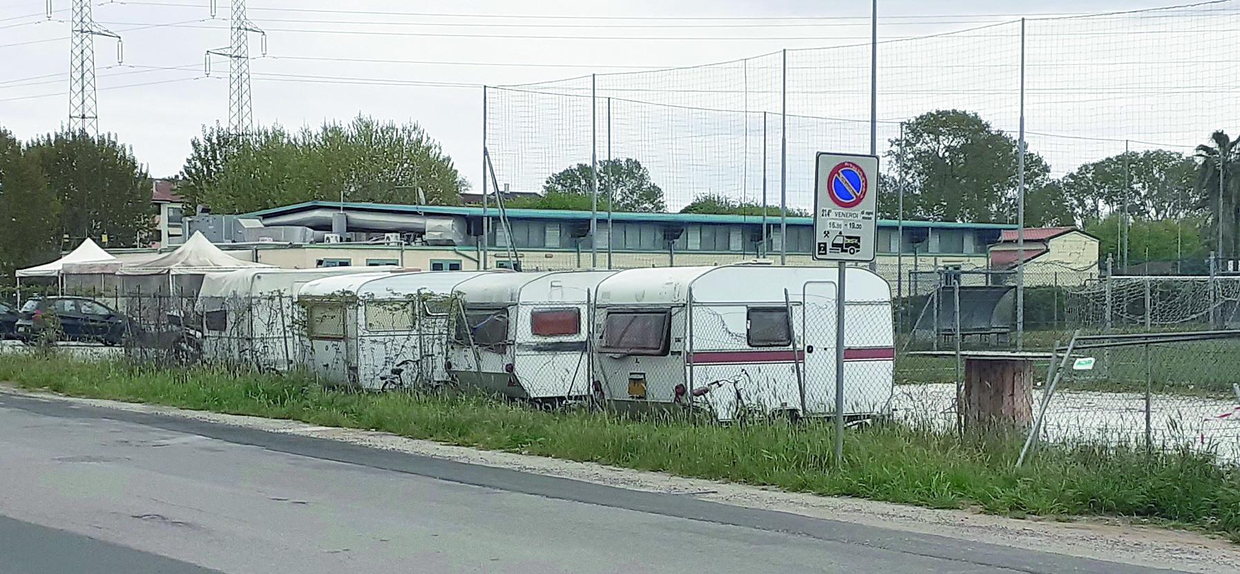 Viareggio, roulotte in via Petri: il sindaco firma lo sgmobero. I residenti: «Grazie Tirreno dell’aiuto» 