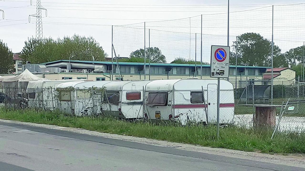 Viareggio, roulotte in via Petri: il sindaco firma lo sgmobero. I residenti: «Grazie Tirreno dell’aiuto»