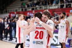 Andrea Cinciarini e Justin Johnson festeggiano il successo su Trento che vale la qualificazione ai playoff