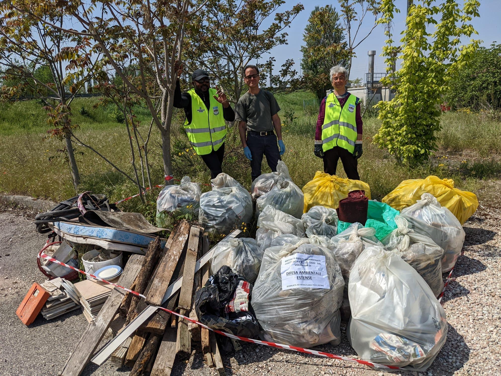 Alcuni dei volontari con il "bottino" di giornata