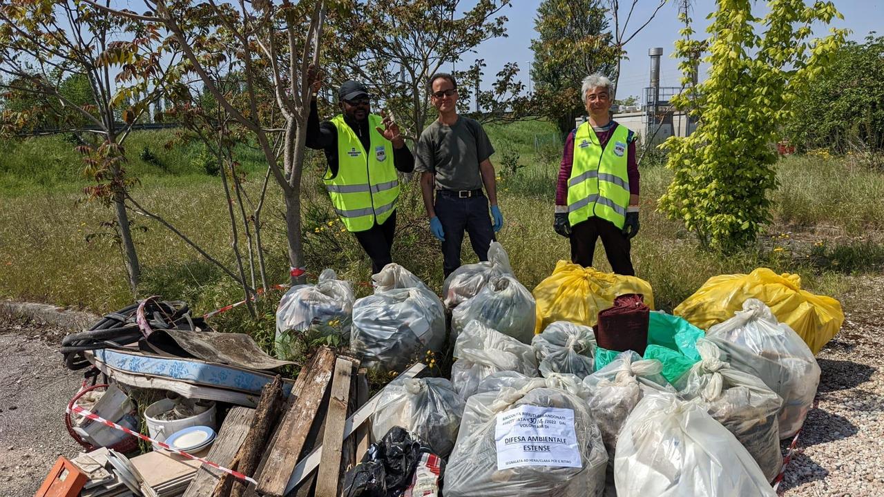 Alcuni dei volontari con il "bottino" di giornata