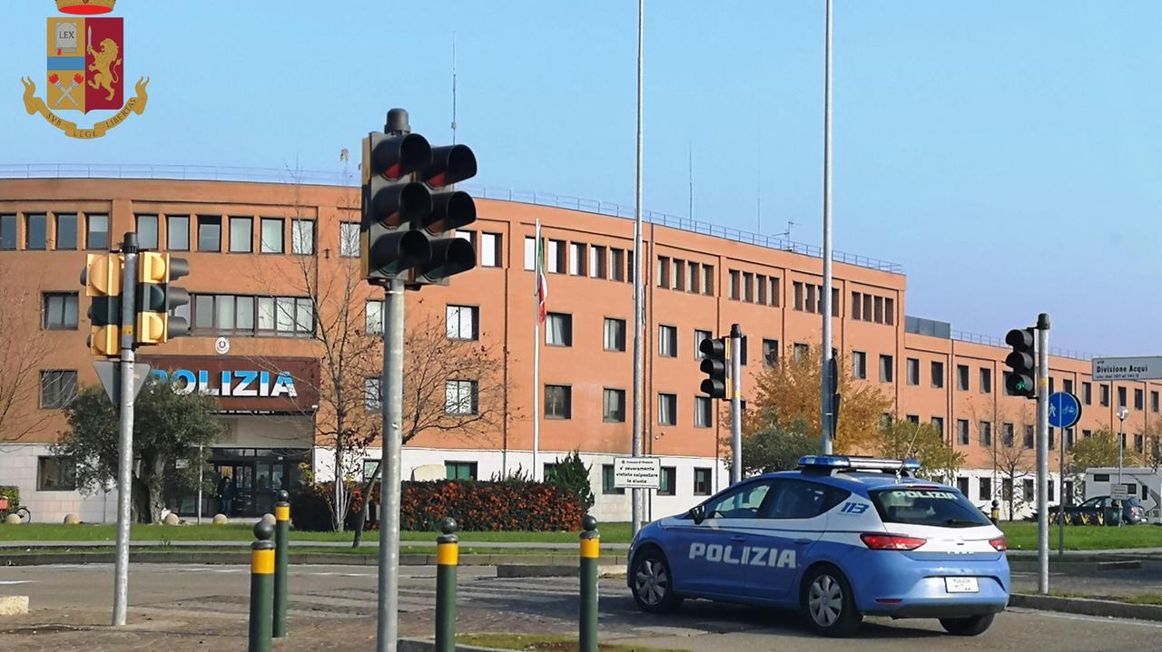 Modena, polizia nelle zone a rischio: 95 persone controllate Denuncia per ragazzo in discoteca con un coltello