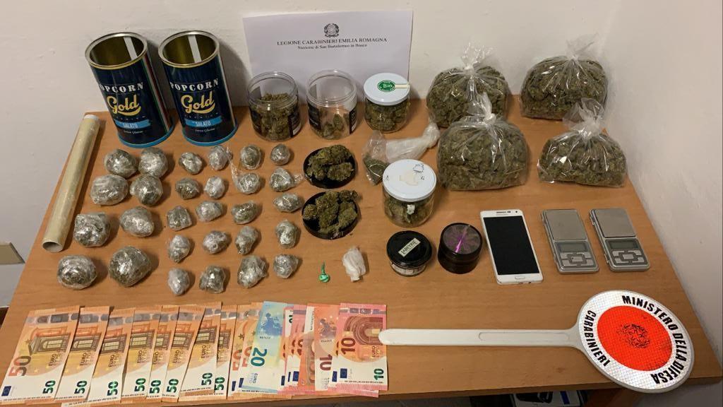 La droga e i contanti sequestrati al 43enne argentano