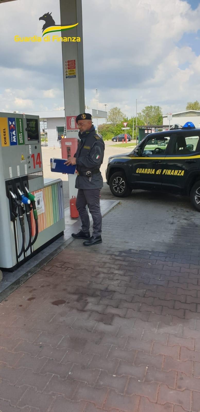 Prezzi discordanti alla pompa, nel Ferrarese multati 15 benzinai per 45mila euro