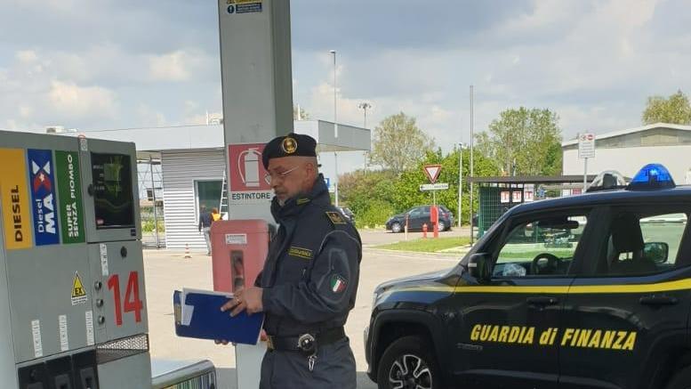 Prezzi discordanti alla pompa, nel Ferrarese multati 15 benzinai per 45mila euro