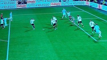 L'episodio che ha scatenato le polemiche: in basso a destra nell'immagine la posizione irregolare di Acerbi, che metterà dentro il gol della Lazio