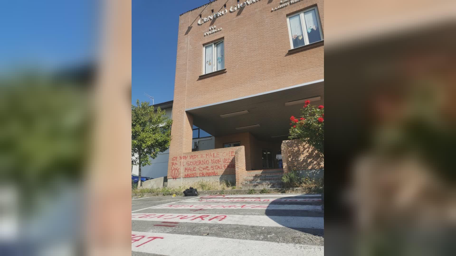 Vandali no-vax imbrattano la sede di Tvl Pistoia