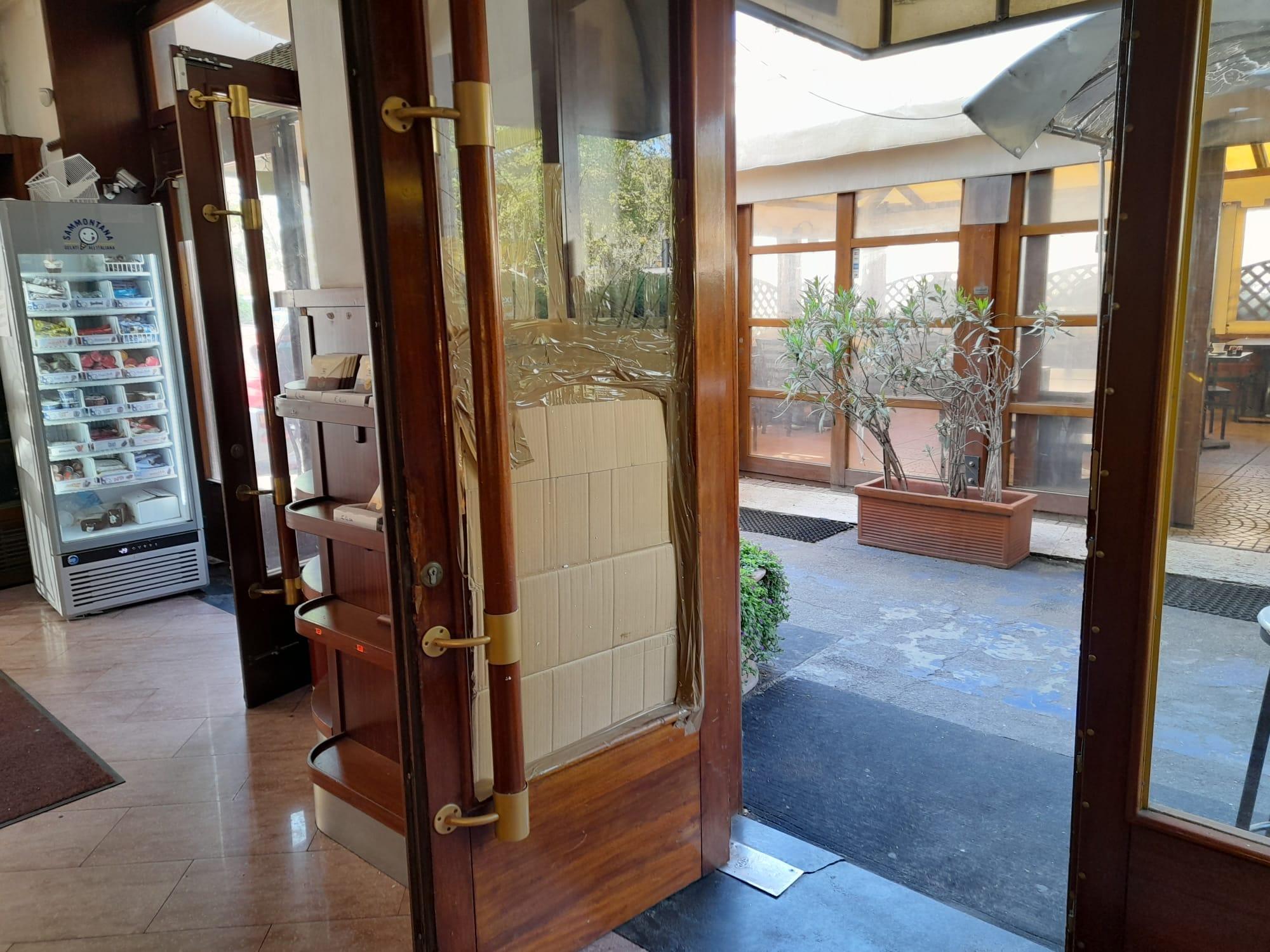 La vetrata distrutta del bar "Papillon"