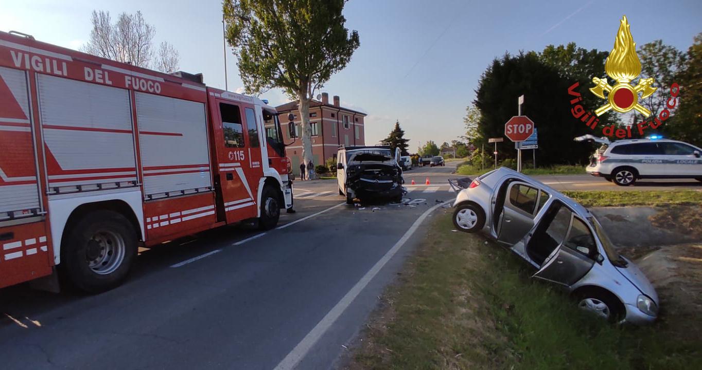 Schianto auto furgone a Mirandola: una donna ferita