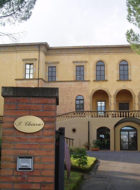 L'ingresso della residenza per anziani in cui si è sviluppato un focolaio Covid