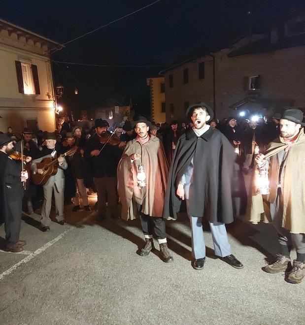 Riolunato. Canti e cori del “Maggio” riempiono il paese: magia a lume di candela 
