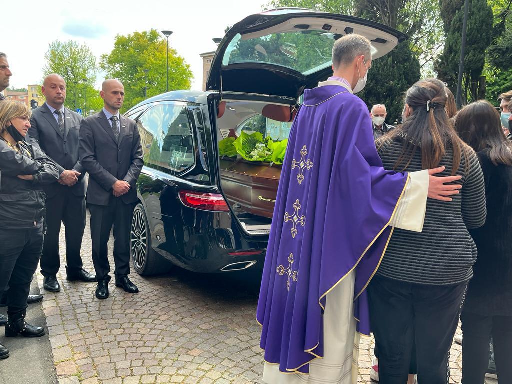 Maranello. «Mamma, sarai sempre con tutti noi» Commozione al funerale di Samantha Migliore