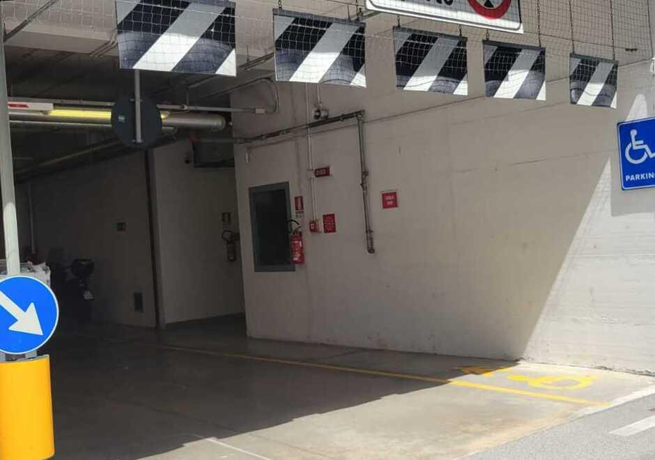 Troppi posti disabili occupati da abusivi: «Occorrono più verifiche e controlli» 