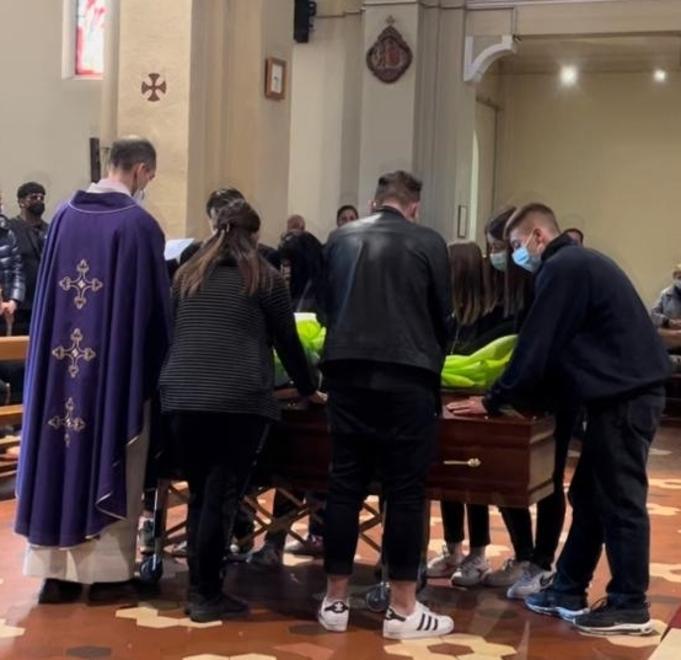 Straziante addio a Samantha, morta per un ritocco al seno 