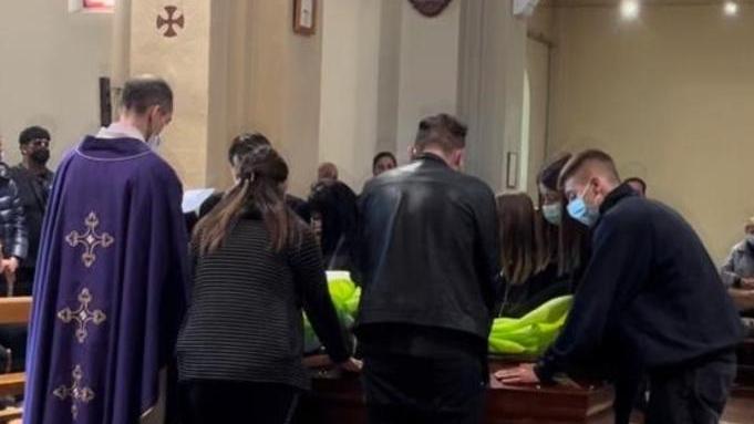 Straziante addio a Samantha, morta per un ritocco al seno