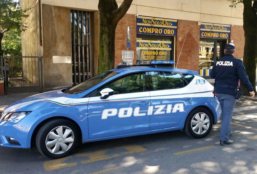 Controlli della Polizia nei “compro-oro” della provincia di Grosseto, scattano gli accertamenti sui clienti 