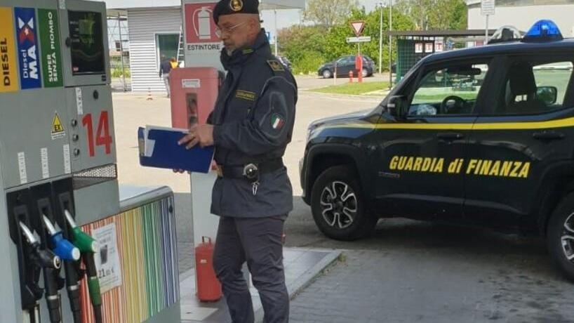 Rincari carburanti alle stelle, per la giungla dei prezzi arriva la stangata ai “furbetti”