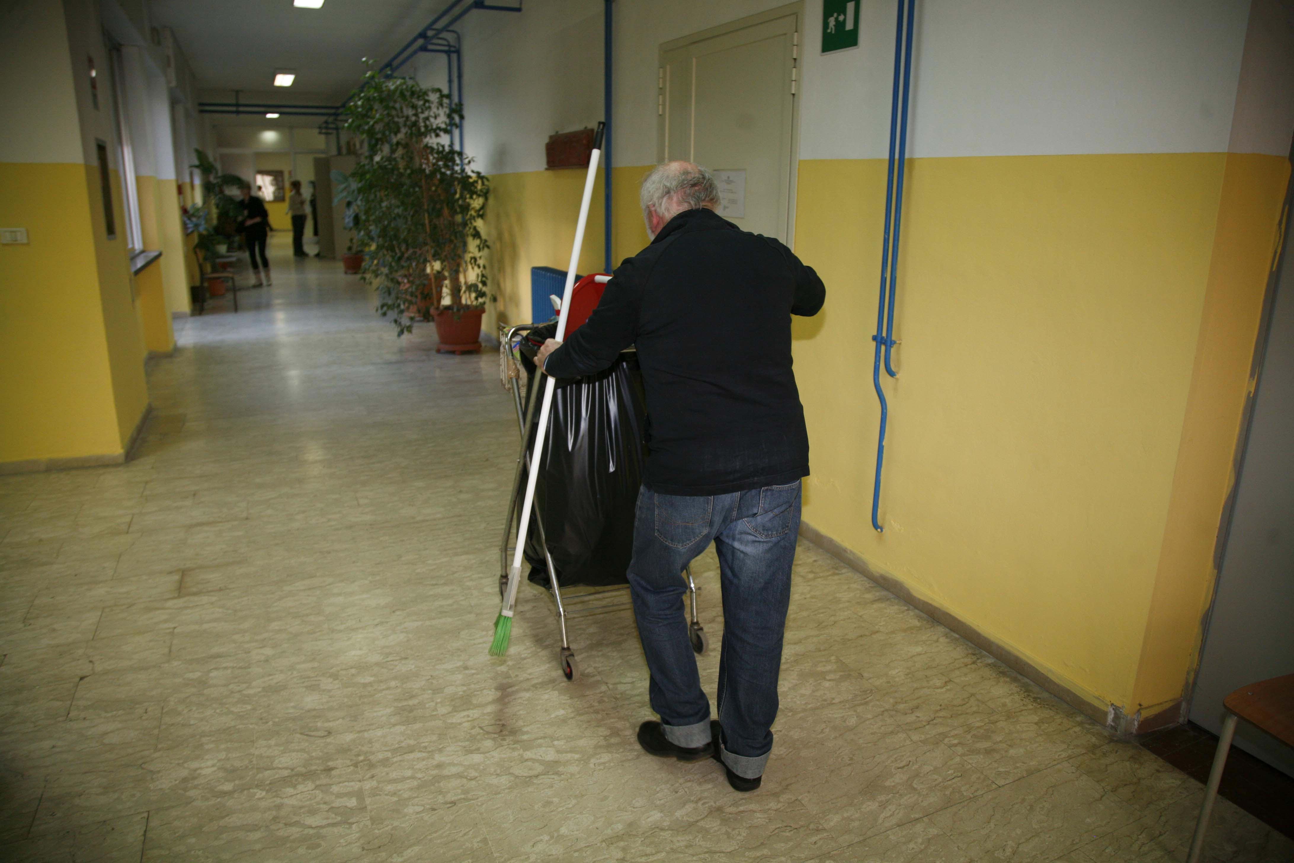 Tecnici e bidelli, un posto fisso nella scuola: si può far domanda per entrare in graduatoria 