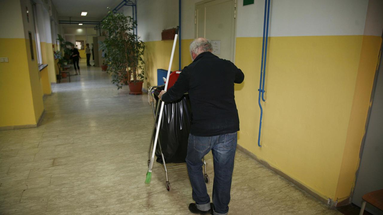 Tecnici e bidelli, un posto fisso nella scuola: si può far domanda per entrare in graduatoria