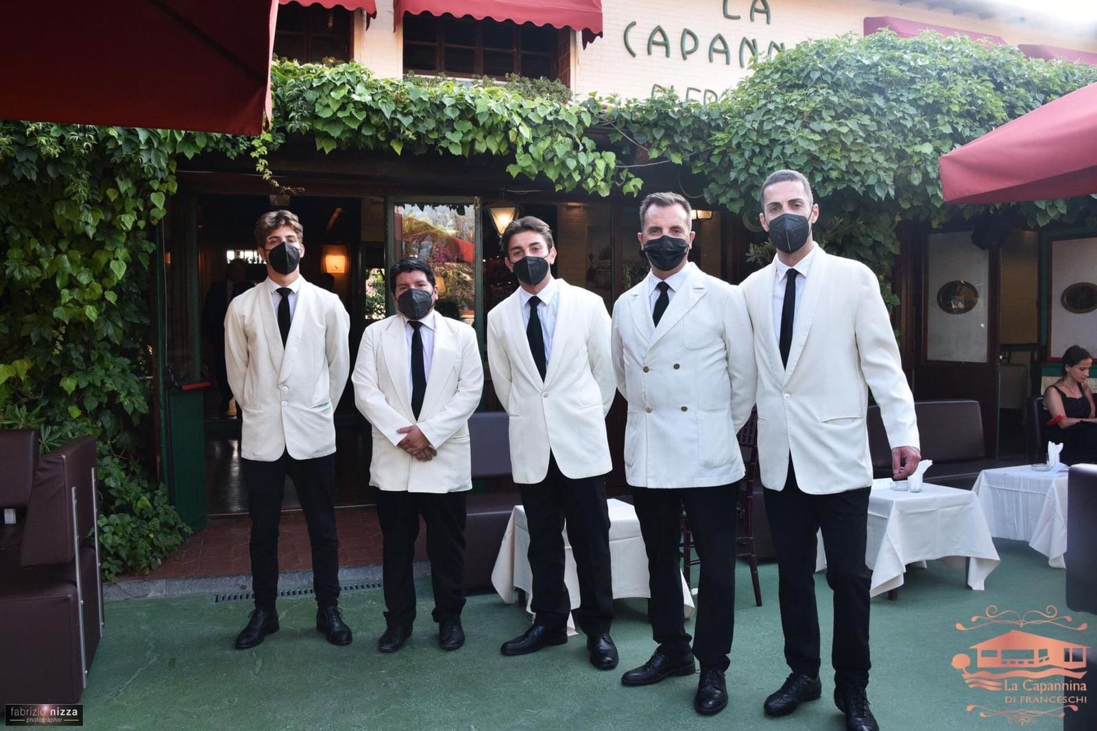 Raoul Biagiotti, il primo da sinistra , con i colleghi della Capannina davanti al locale