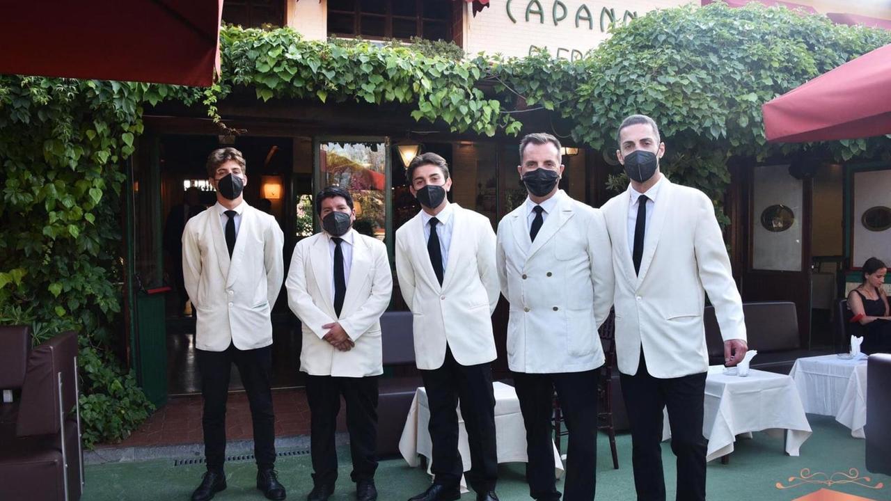 Raoul Biagiotti, il primo da sinistra , con i colleghi della Capannina davanti al locale