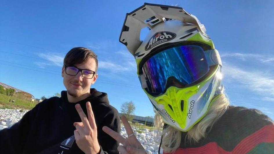 Daniele, con la sua ragazza coperta dal casco da moto