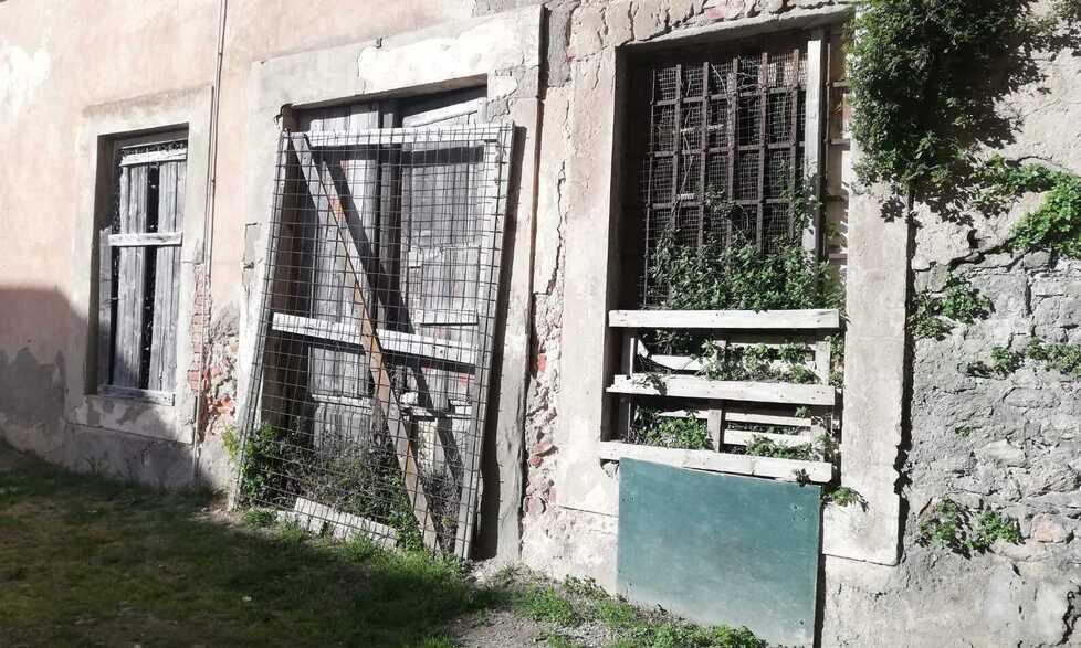 Portoferraio, il Comune mette una “toppa” al degrado: «Poster giganti per nasconderlo ai turisti» 