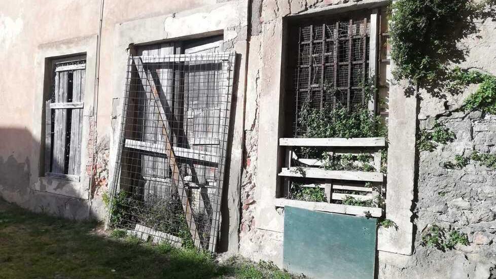 Portoferraio, il Comune mette una “toppa” al degrado: «Poster giganti per nasconderlo ai turisti»