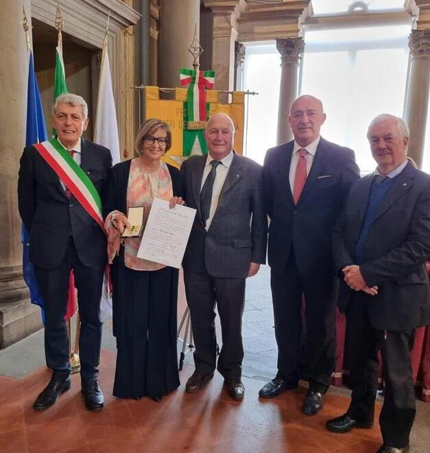 Un momento della premiazione il giorno del Primo Maggio a Firenze