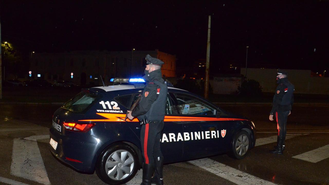 Ubriaco tampona un'auto e non si ferma: denuncia, ritiro della patente e sequestro della vettura