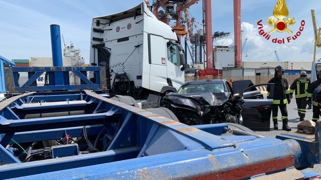 Darsena Toscana, scontro tra auto e camion: grave un 37enne