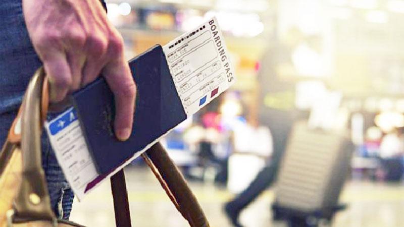 Viaggiatori all’interno di un aeroporto internazionale (foto d’archivio)