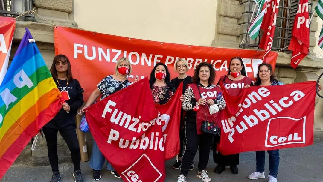 La protesta dei lavoratori delle cooperative a Firenze (Foto FB Cgil Toscana)