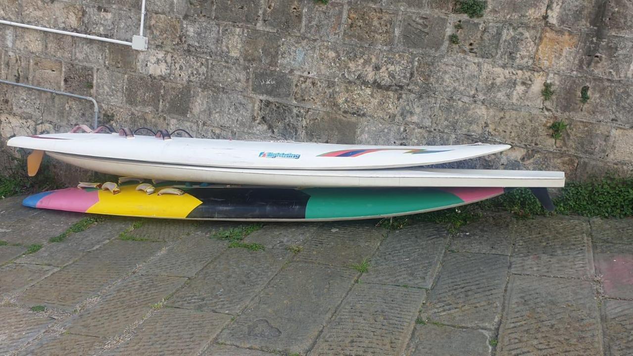 Le due tavole da surf abbandonate