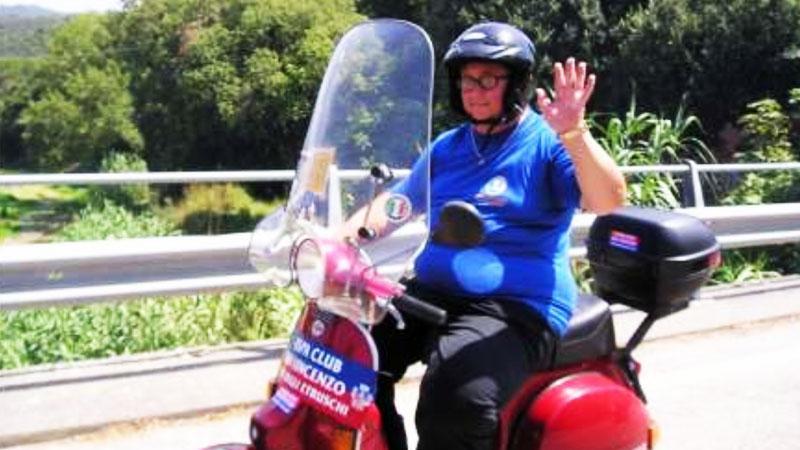 Adolfo Benvenuti in sella a una delle sue amate Vespa
