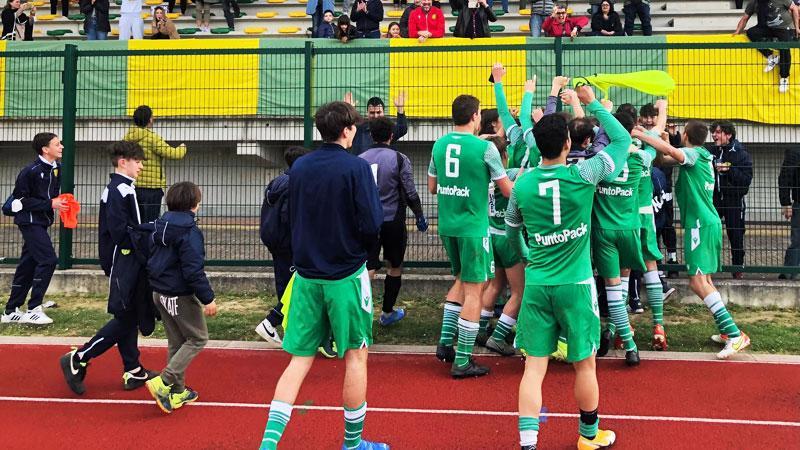 L’esultanza dei giocatori sotto la tribuna dopo la vittoria per 4-0 sull’Audace Galluzzo (Foto da Facebook)