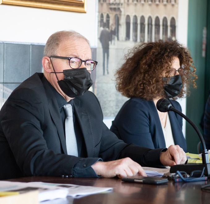 Signora di Carpi seguita e rapinata di un prezioso orologio in centro a Modena