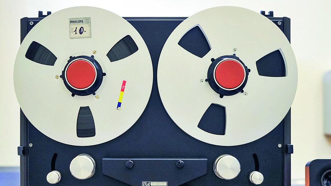 Il “bobinone “ con le registrazioni delle tracce audio nella notte della sciagura del Moby Prince (FOTO LAURA LEZZA)