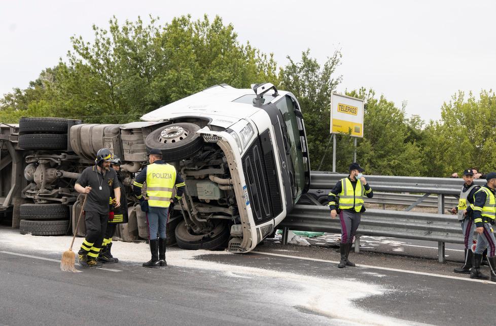 Modena Nord Tir si ribalta all’ingresso dell’A1: autista ferito 