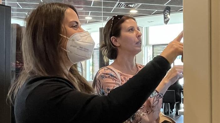 Via le mascherine, anzi no. Il “caso strano” di Ferrara «Vanno indossate ancora»