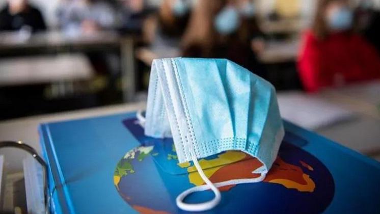 Una mascherina chirurgica: c’è un emendamento che abolisce l’obbligo per i bimbi di sei anni iscritti alle materne