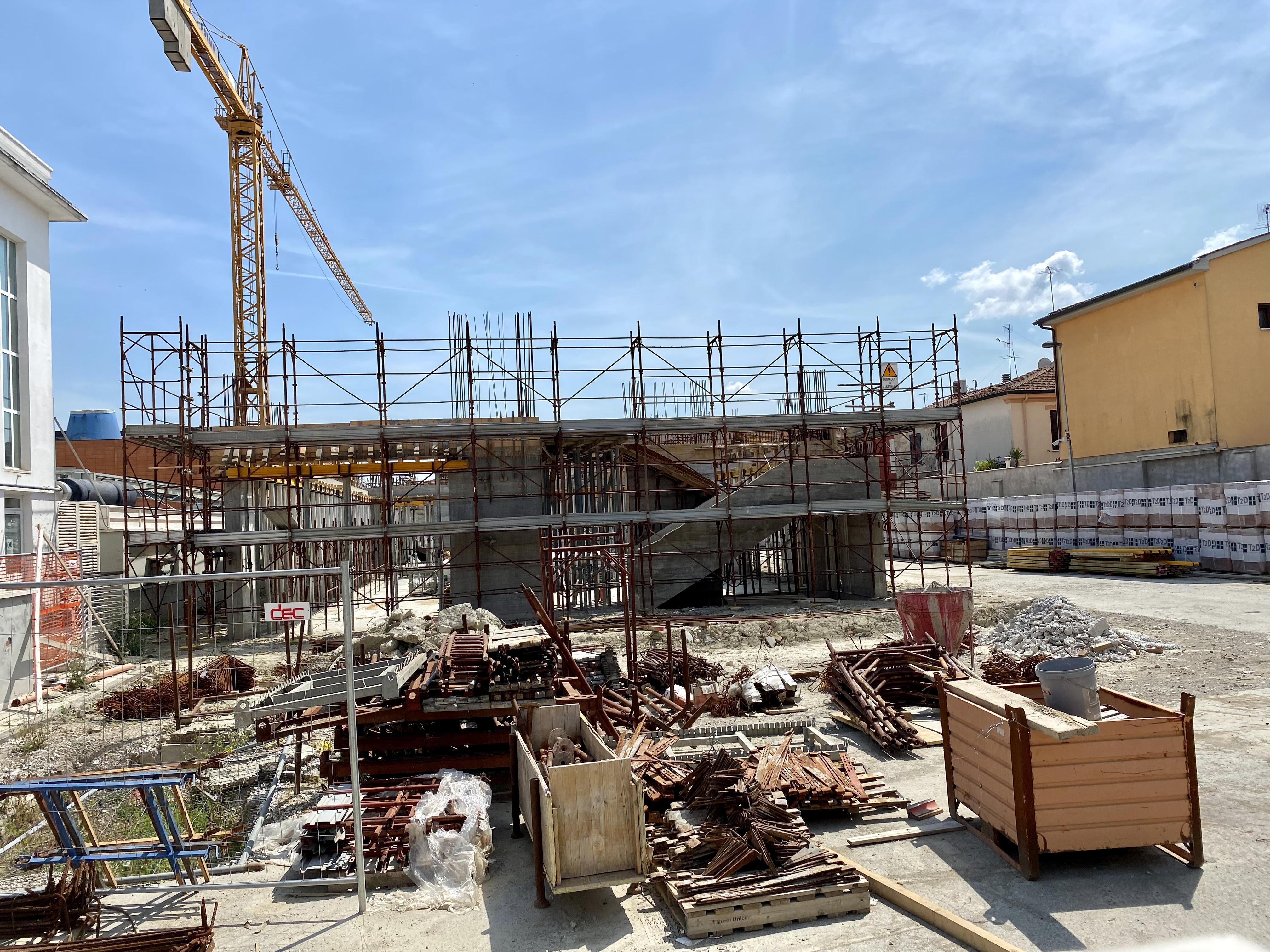 Centro dialisi a Pontedera, lavori slittati di mesi: aumento dei costi e problemi al cantiere 