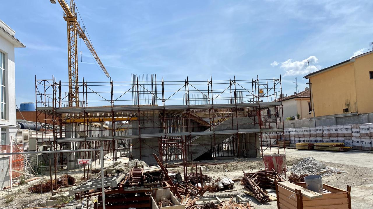 Centro dialisi a Pontedera, lavori slittati di mesi: aumento dei costi e problemi al cantiere