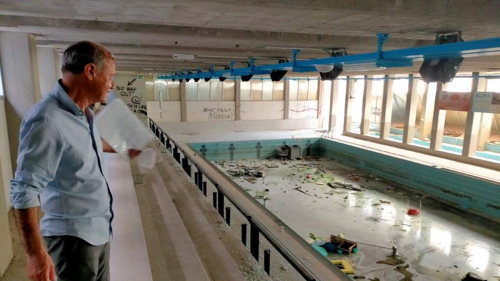 Antonio Sessa, presidente di Legambiente, indica il degrado della piscina Fedi