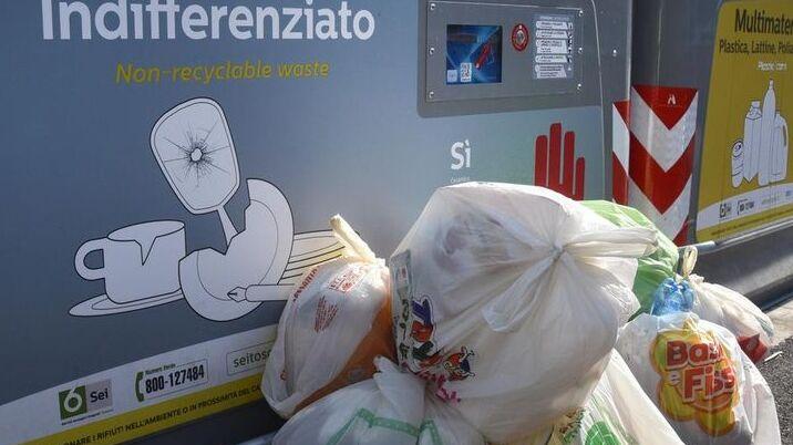 I cassonetti dell’immondizia non bastano più a contenere i rifiuti maremmani