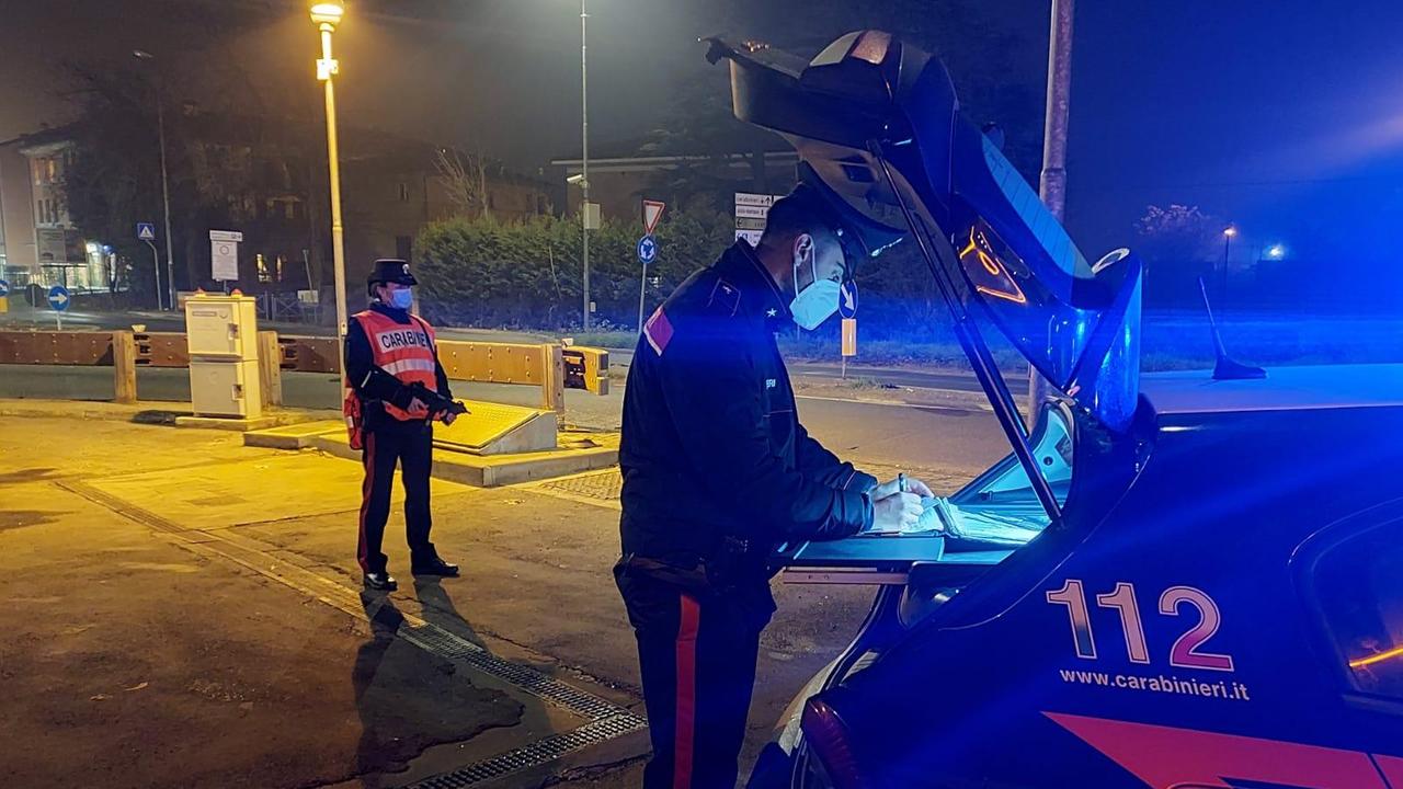 Vezzano, guida auto sequestrata senza patente: fa incidente e ne denuncia il furto