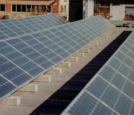 Pannelli fotovoltaici sul tetto di un capannone