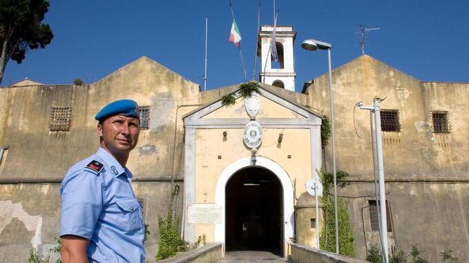 Un agente di polizia penitenziaria davanti all’ingresso del carcere di Porto Azzurro