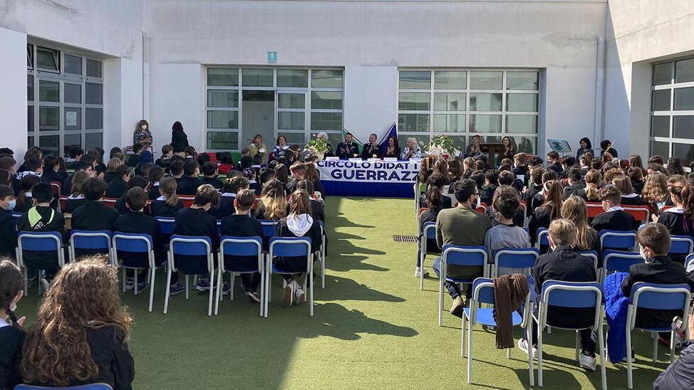 Platea di giovanissimi alunni all’iniziativa che si è tenuta ieri nel giardino delle Guerrazzi (Foto Falorni/Silvi)