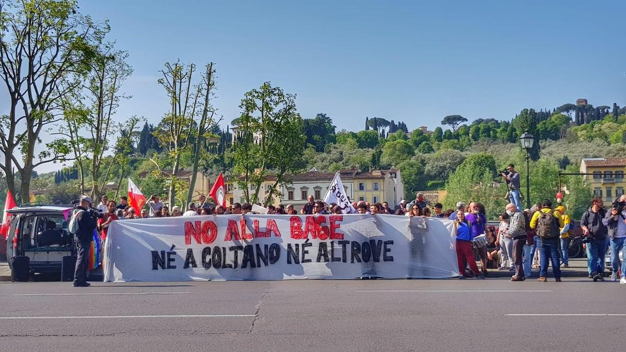 La protesta contro la base militare a Pisa di fronte alla caserma Baldissera a Firenze